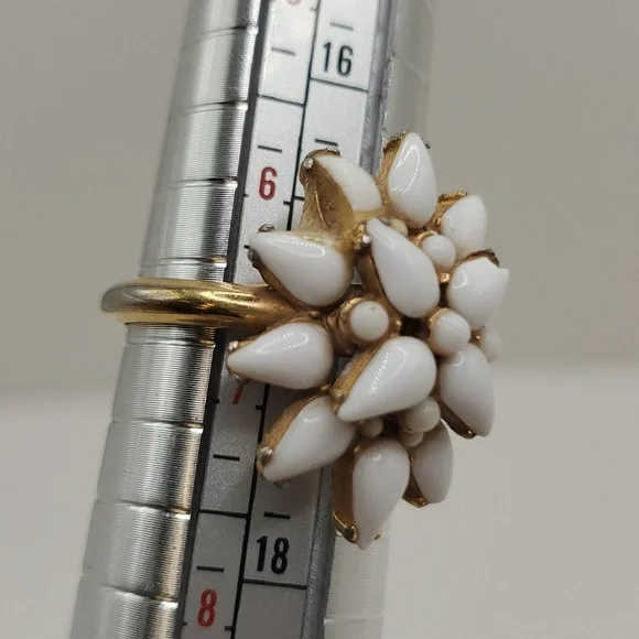 Lot of Five Vintage Costume Rings, Sizes 7-9 (including Trifari) - Picture 9 of 11